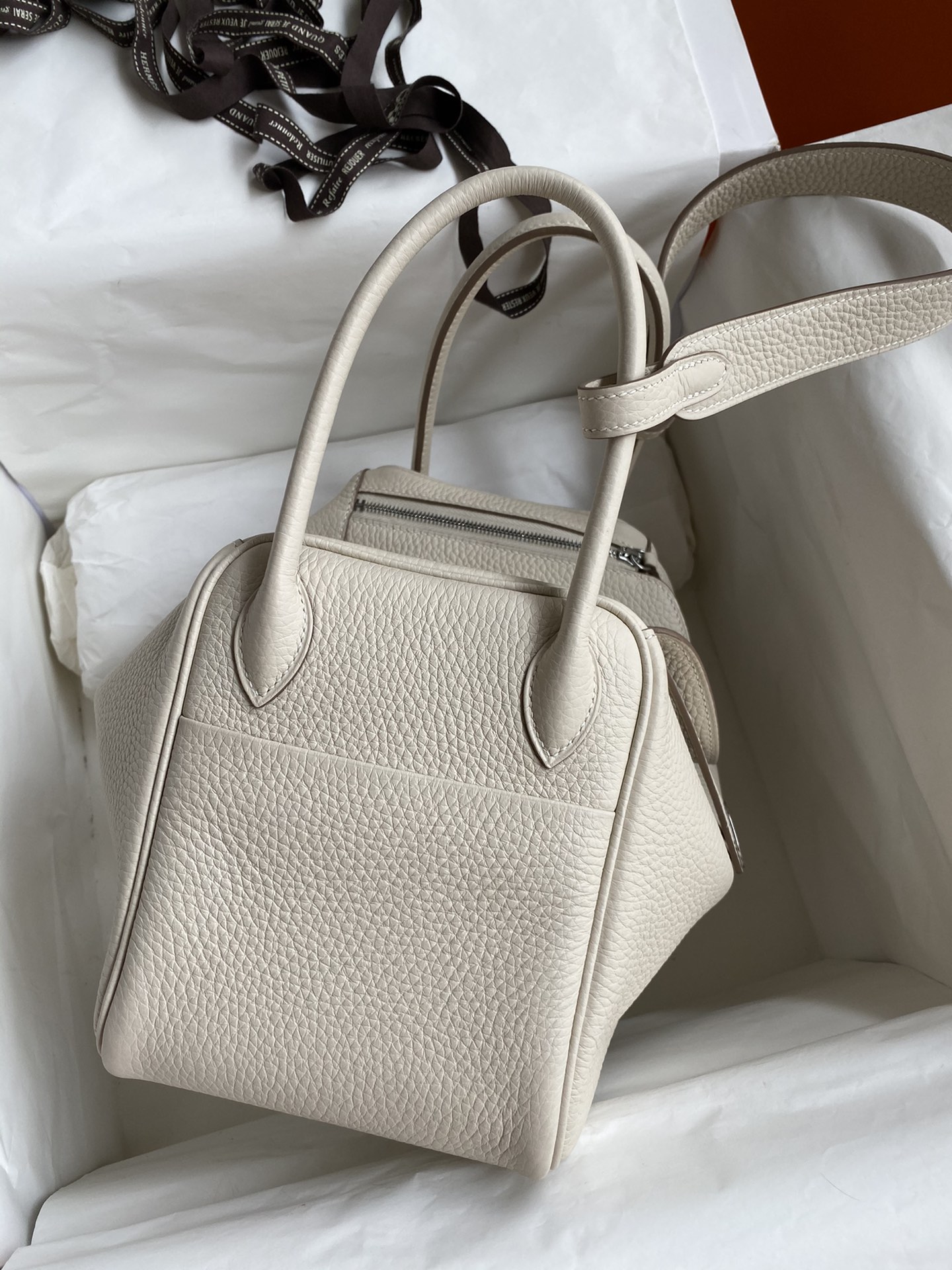 Hermes Lindy 30cm Handbag Shoulder Bag In White Clemence Leather